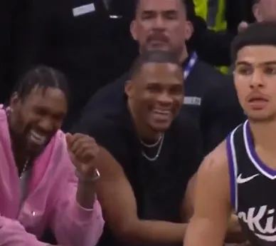 美媒晒鲍尔今日三分投进后看向替补席的威少，后者开怀大笑