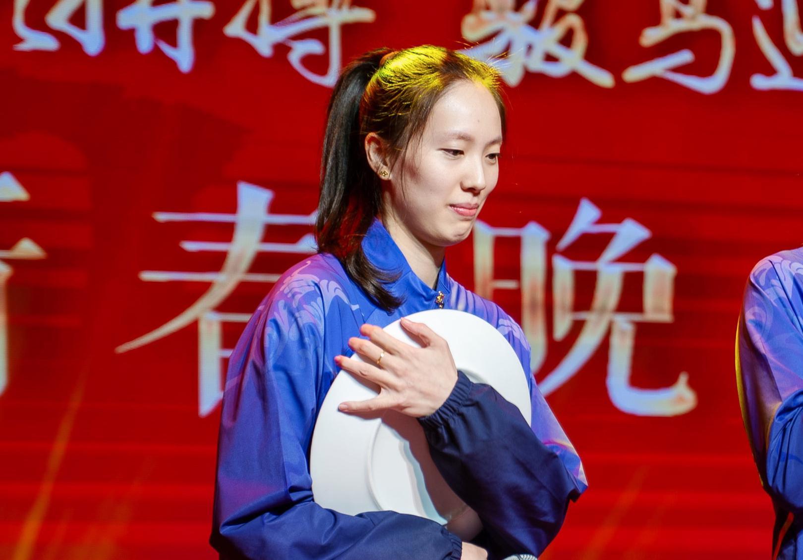 华体会hth sports-泪目！30岁中国女排世界冠军退役：又美又能打，郎平助她跃升