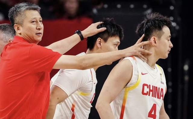 华体会体育APP下载-中国男篮感人一幕！郭士强跪在地上布置战术：他给男篮带去精气神